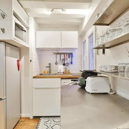 Modern Parisian Retreat Cozy T2 In 02 Париж