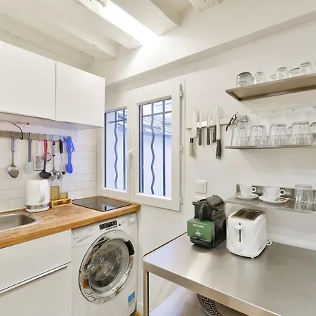 Modern Parisian Retreat Cozy T2 In 02 Париж